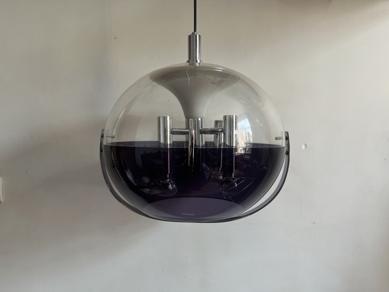 Image 1 of Hanglamp in ruimtetijdperkstijl — toegeschreven aan Stilux Milano, tweekleurige acrylbol en chroom, Italië ~1970