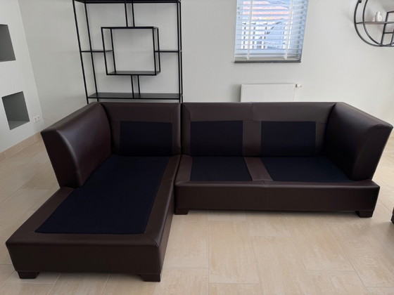 Image 1 of Banquettes en cuir, dont une avec méridienne.