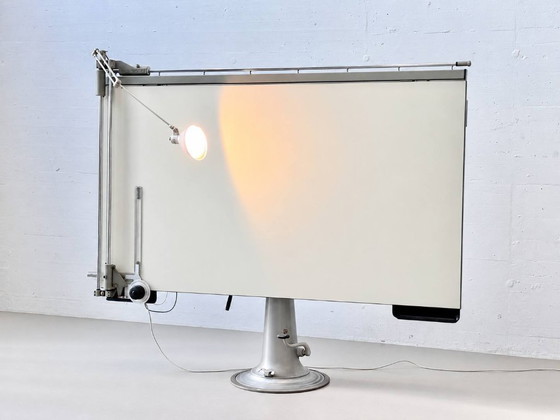 Image 1 of Hydraulischer Höhenverstellbarer Tisch mit integrierter Arbeitsleuchte von Nike Eskilstuna, Schweden, 1950er Jahre