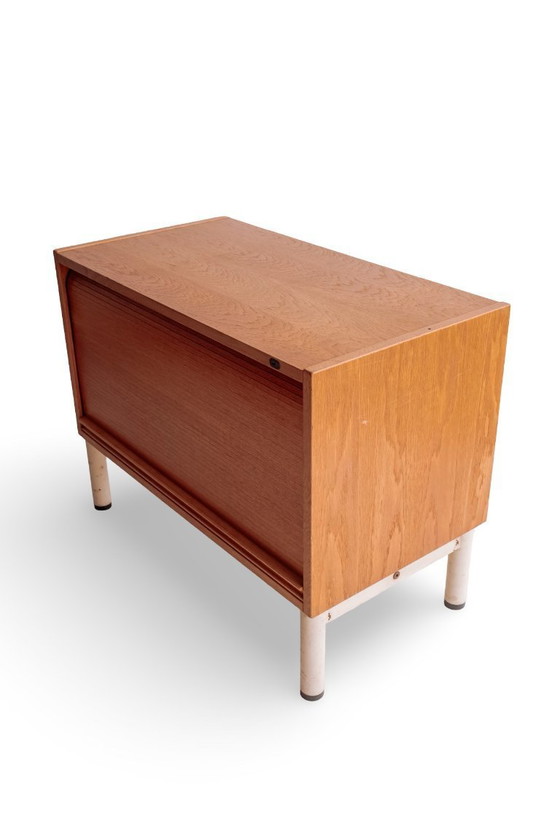 Image 1 of Mobiletto vintage con anta a rullo e base in acciaio bianco