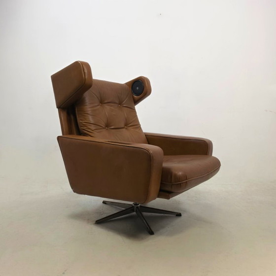 Luxe Audio Fauteuil 70s Leder Geïntegreerde Audio In De Stijl Van Robin Day – Leather (photo 4 of 8)