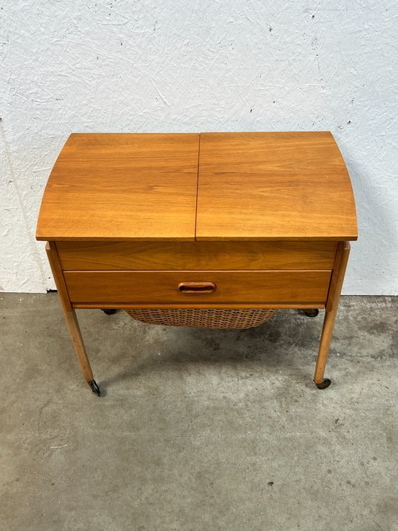 Image 1 of Vintage Deens Naaimeubel / Bijzettafeltje, 1960’s