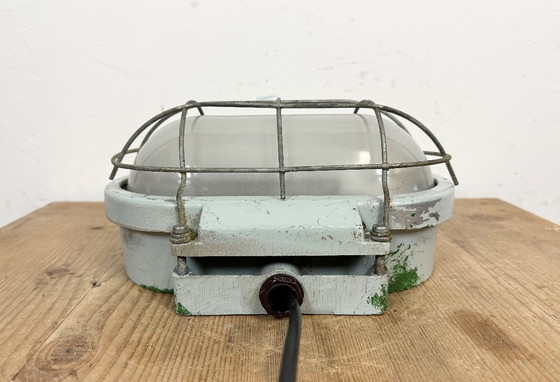 Image 1 of Applique industriale in alluminio pressofuso con vetro opalino di Elektrosvit, anni '70