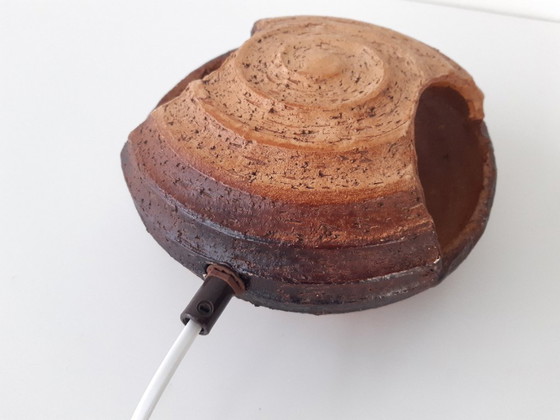 Image 1 of Keramieken vintage wandlamp, chamotte klei, brutalist wandlamp, bruine aardewerken mcm lamp