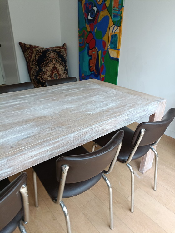 Image 1 of Eettafel van massief hout.