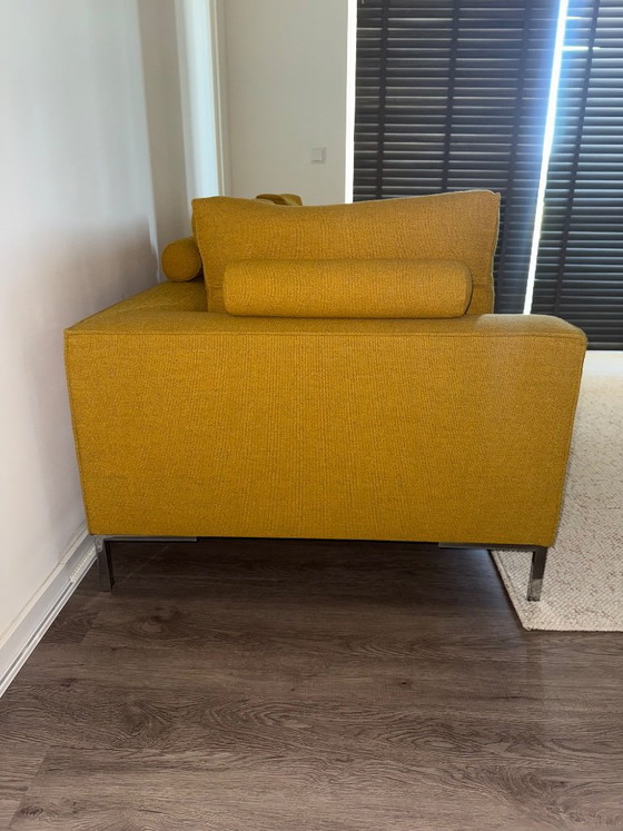 Splendido divano Aikon a 3 posti, disponibile in pronta consegna – Giallo Girasole 🌻 – Design on Stock (photo 7 of 16)