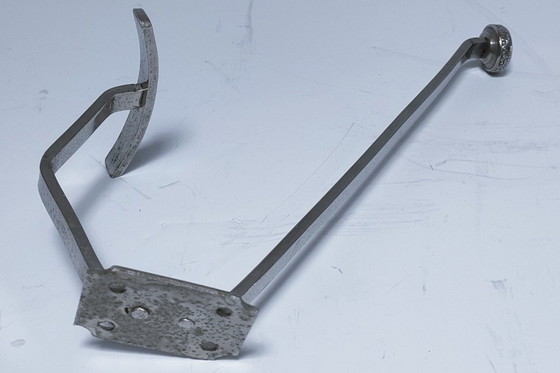 Image 1 of Tres ganchos para abrigos de latón, cromo y aluminio.