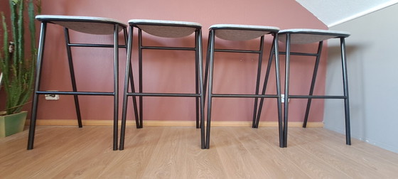 4 x De Vorm LJ 3 Barhocker aus PET-Filz mit schwarzem Stahlrahmen – Other, Metal (photo 4 of 16)
