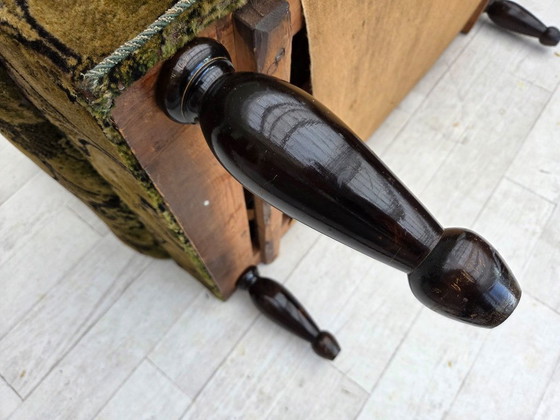 Image 1 of Deense tweepersoons slaapbank/bank met neerklapbare armleuningen uit de jaren 30, bekleed met groen meubelvelours.