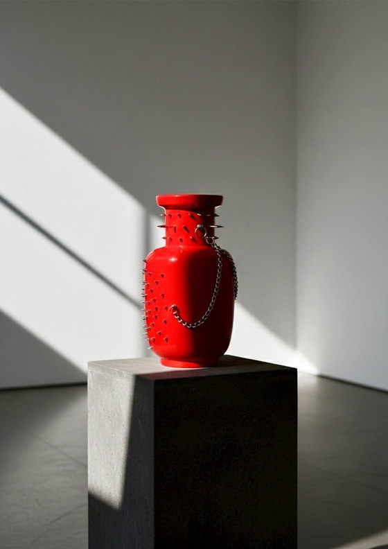 Image 1 of NOT VANILLA – Vaso in gres fatto a mano, rosso, con catene e punte