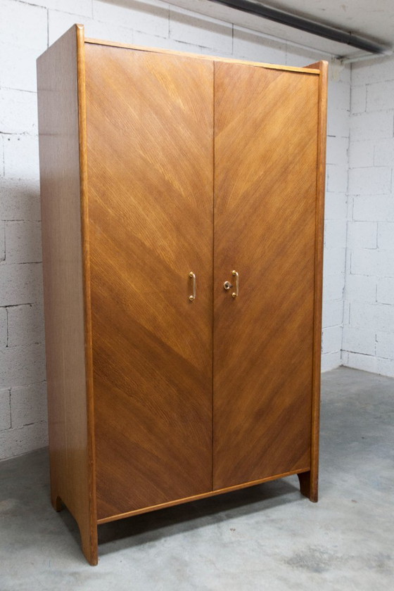 Image 1 of Armoire 1950 Mid-Century-Modern chêne en frisage 2 portes, 2 tiroirs, 4 étagères, 30cm de penderie et miroir 54x18cm