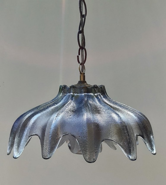 Image 1 of Lampada a sospensione in vetro ghiacciato a forma di calice e di petalo