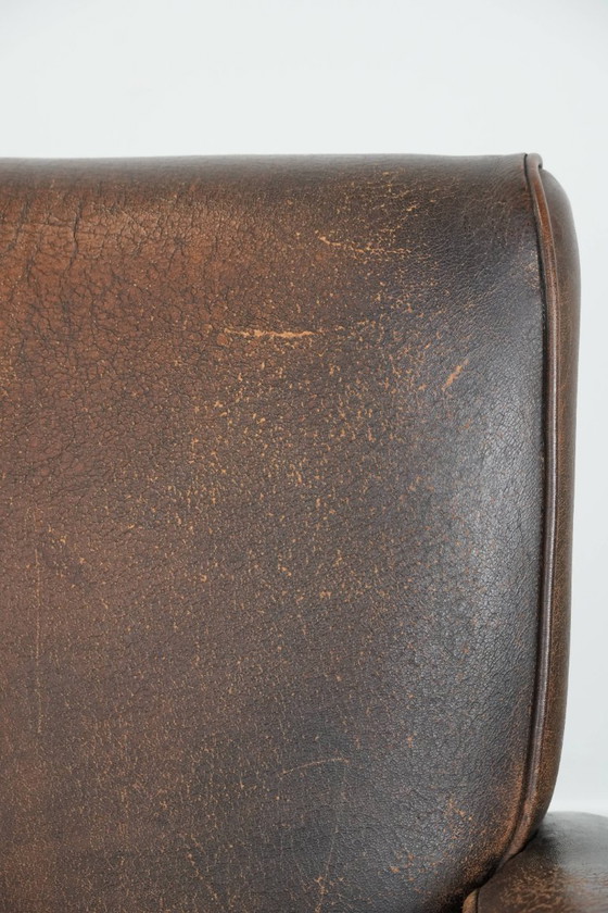 Image 1 of 2 x Vintage schapenleren design fauteuil in een donkere cognac kleur