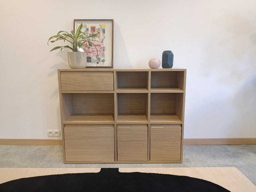 Buffet Tylko en placage chêne avec portes et tiroir.