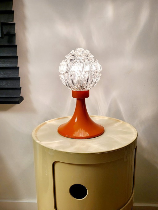 Lampe de table vintage Space Age des années 1960 avec un abat-jour en verre et une base en métal orange