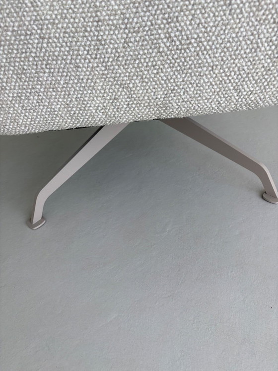 Poltrona con base girevole a quattro gambe e rivestimento in tessuto bouclé beige e grigio. – Sedie girevoli (photo 6 of 10)