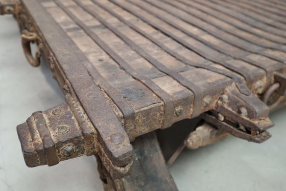 Image 1 of Antico tavolo indiano a carretto con ottone e ferro - c.1800, oggetto Wabi-Sabi