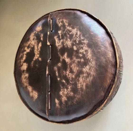 Image 1 of Pouf ethnique vintage en cuir de harnais avec relief inspiré de l'époque maya