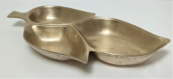 Image 1 of grote vintage bladvormige messing zaklepel