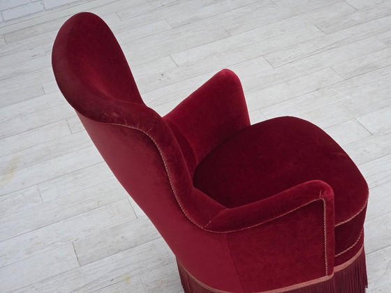 Image 1 of Fauteuil danois des années 1970, revêtement en velours rouge cerise, pieds en frêne.