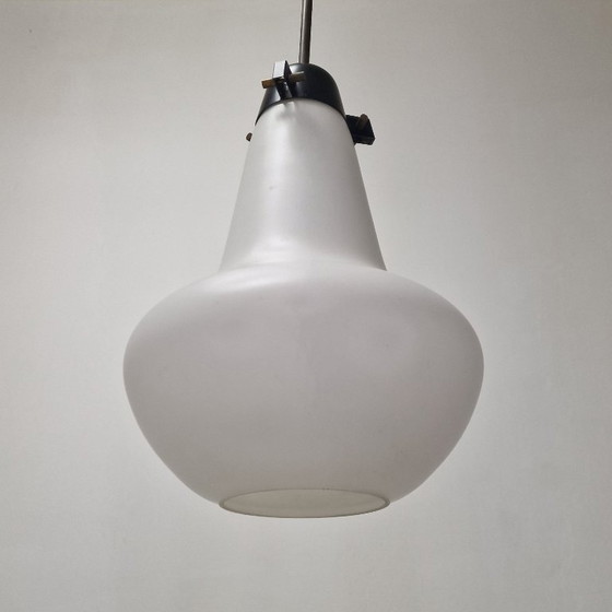 Image 1 of Pendelleuchte aus der Mitte des 20. Jahrhunderts, aus Milchglas und Messing, Italien, 1960er Jahre