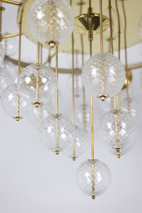 Image 1 of Grande lampadario in ottone dorato e sfere decorative, anni '70
