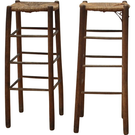 Ein Paar Hocker aus Holz und Stroh
