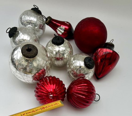Image 1 of 1. Vintage glazen kerstballenset in rood en zilver