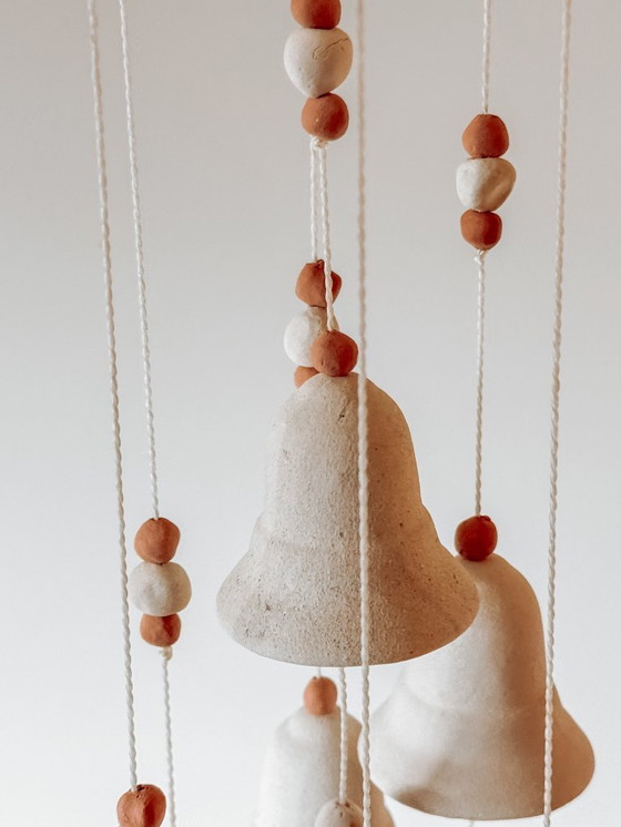 Image 1 of Carillon a vento in ceramica con campana in cima - ciondolo vintage fatto a mano