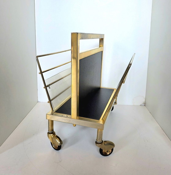 Présentoir à magazines vintage Hollywood Regency en laiton sur roulettes – Porte-revues, Brass, Plexiglass (photo 4 of 15)