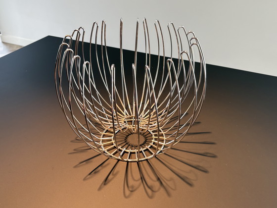 Image 1 of Cesta de fruta de diseño fabricada en acero inoxidable.