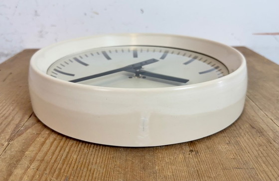 Image 1 of Industriële beige bakelieten fabriekswandklok van Pragotron, jaren 60