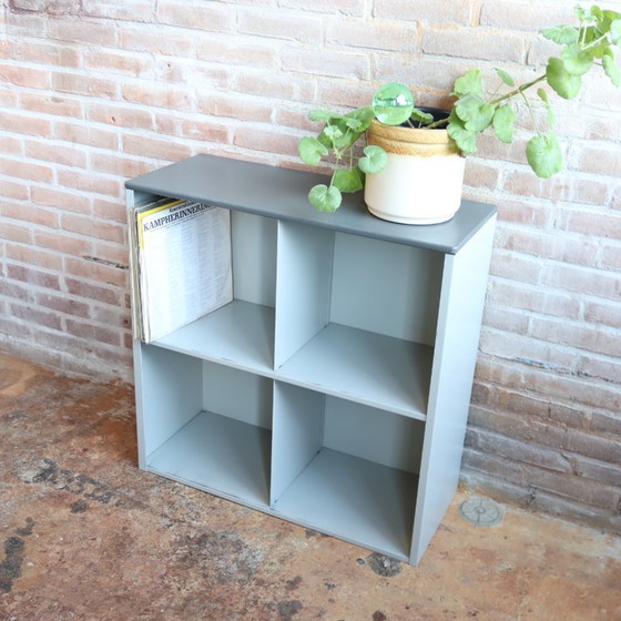 Image 1 of Vitrine vintage en métal pour disques vinyles et tourne-disques