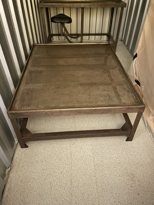 Mesa de centro de acero de los años 60