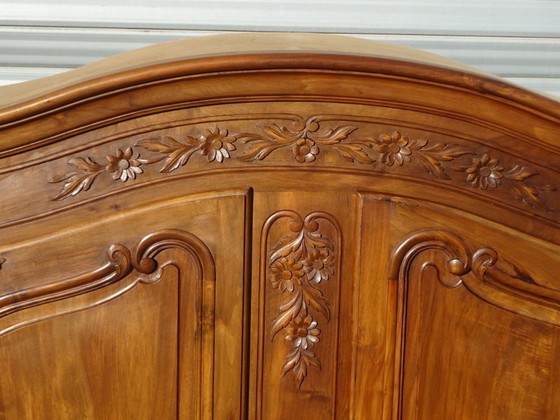 Image 1 of Armadio in noce massello in stile Luigi XV