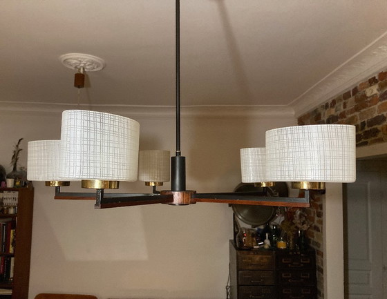 Image 1 of Skandinavischer 5-flammiger Kronleuchter aus Teakholz, Messing und Opalinschirmen