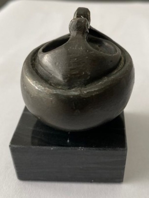 Corry Ammerlaan sculpture "Take care"