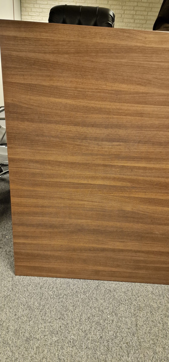 Image 1 of Table à manger design avec piètement Pedrali – Plateau en noyer (230 x 110 cm)