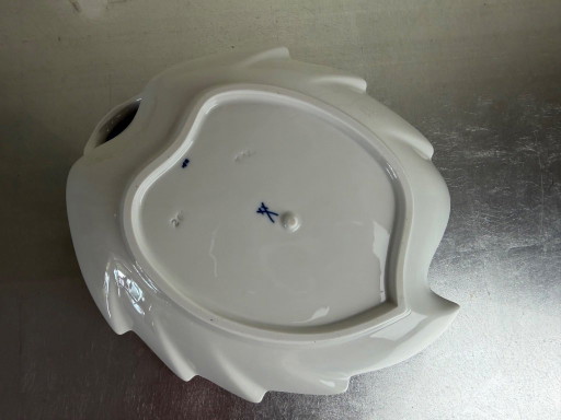 Original Meissen Onion Pattern – Leaf Bowl with Handle – Shape 265 – 22 × 18 cm – 1st Choice
