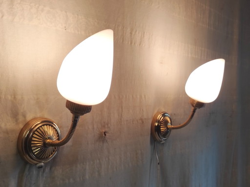Apliques de pared articulados de latón y cristal opalino - mediados del siglo XX