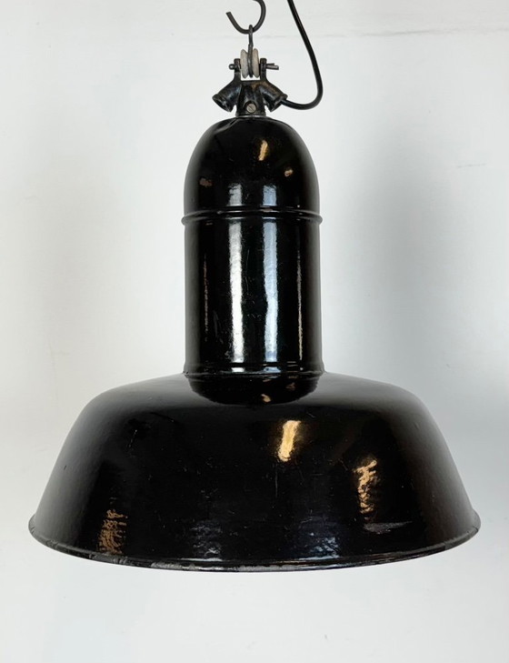 Image 1 of Lampe industrielle en émail noir avec abat-jour en fonte, années 1930