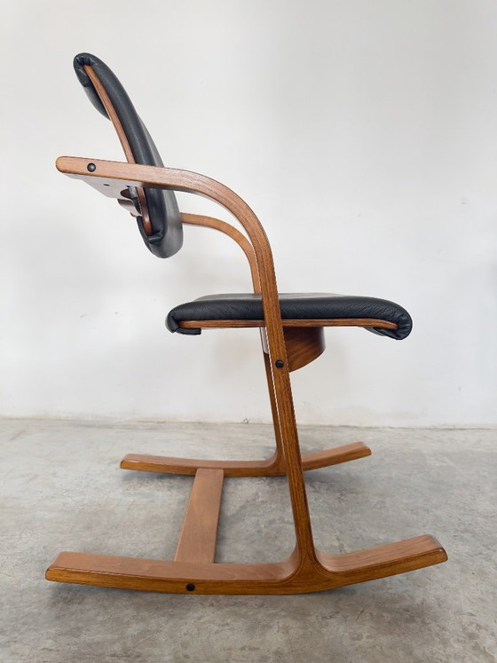 Sedia ergonomica Stokke Actulum di Peter Opsvik, Norvegia, 1979 – Sedie e poltrone, Leather, Wood (photo 7 of 8)