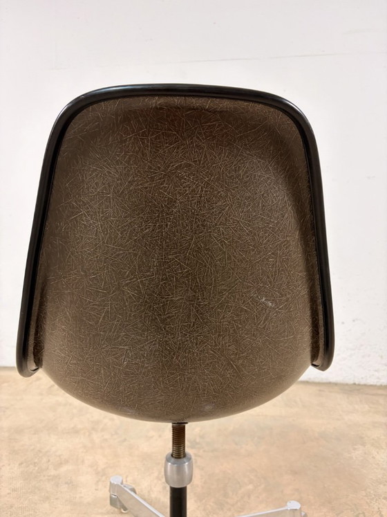 Image 1 of Silla lateral PSCC fabricada en fibra de vidrio por Charles y Ray Eames para Vitra / Herman Miller, década de 1970.