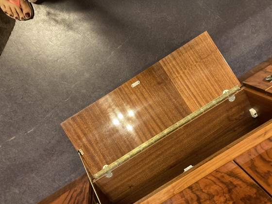 Image 1 of Außergewöhnlicher 5-türiger Kleiderschrank in Nussbaum-Hochglanzfurnier