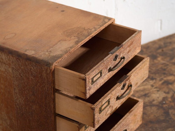 Cassettiera da scrivania giapponese in rovere e pino rosso, periodo Mid-Showa, c. 1945–1970 (photo 19 of 40)