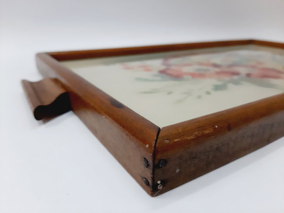 Image 1 of Bandeja de madera antigua para servir con flores pintadas a mano bajo cristal.