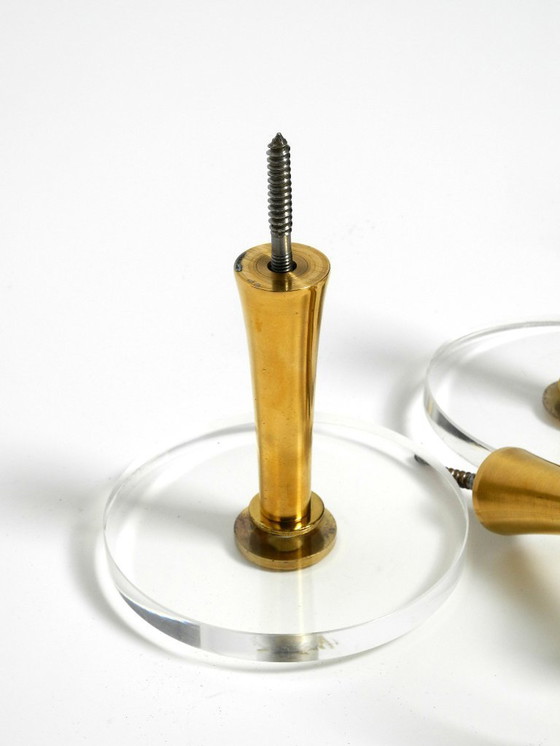 Image 1 of 1970er-Jahre-Set mit 6 Kleiderhaken aus Messing und Plexiglas von den Vereinigten Werkstätten