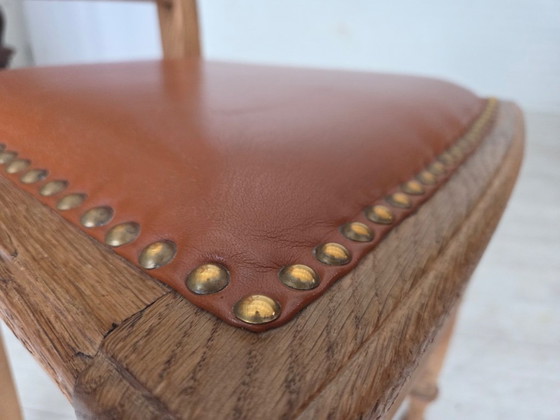 Image 1 of Années 1930, ensemble de 4 chaises de salle à manger danoises, bois de chêne sculpté, cuir d'ameublement.