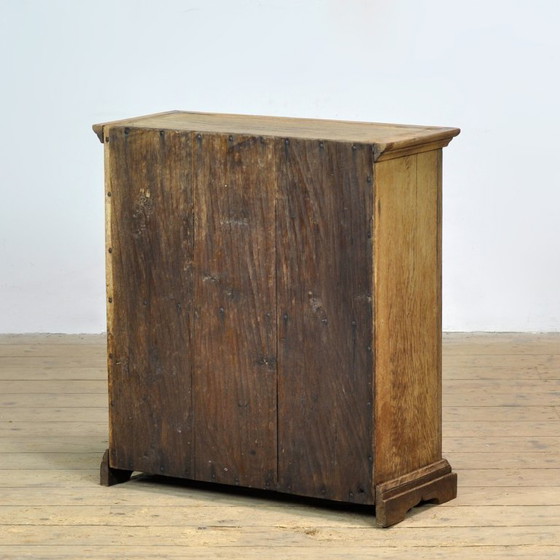 Image 1 of Petit meuble en chêne, vers 1820