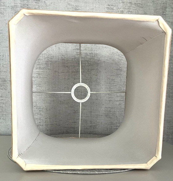 Image 1 of Abat-jour carré en tissu beige à coins biseautés. En très bon état vintage.